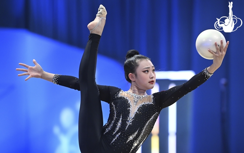 Cheng Siyuan  during an exercise with a ball