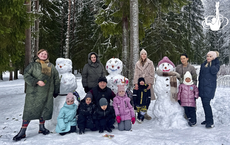 Участники рождественских сборов во время прогулки на Валдае