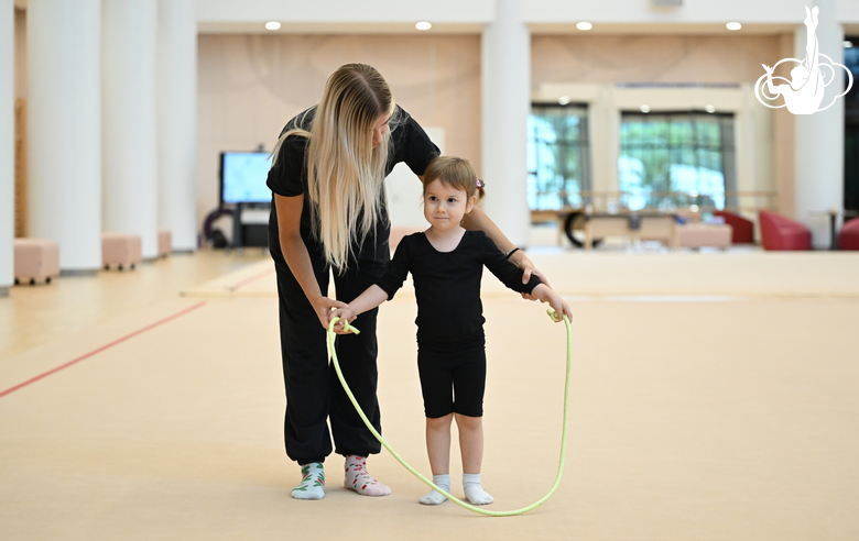 Юные гимнастки во время первых занятий под руководством Елизаветы Зорькиной