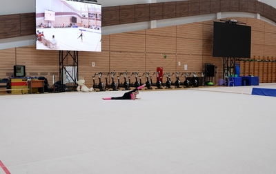 Удивлять зрителей необычными элементами нужно даже в конце упражнения