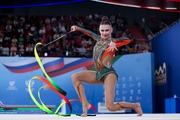 Екатерина Сазонова во время упражнения с лентой