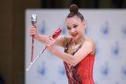 Гимнастка во время упражнения с булавами