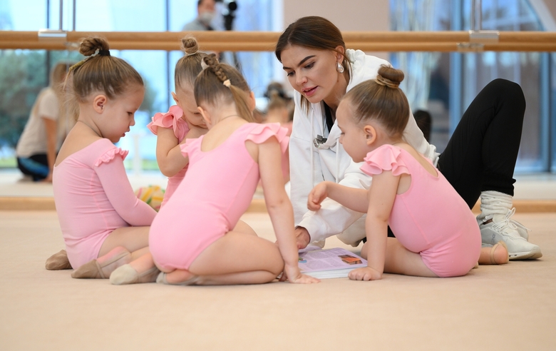 5 февраля 2026 года. Олимпийская чемпионка Алина Кабаева во время занятия гимнасток из бесплатных групп раннего развития