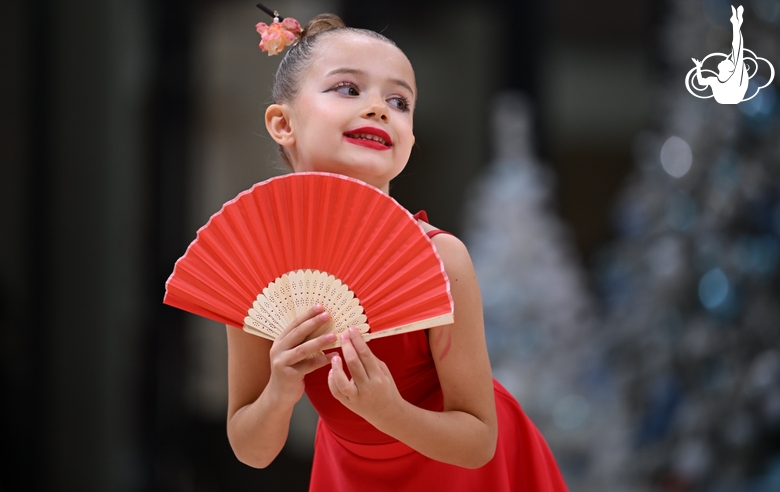 Дошкольница Академии во время новогодней елки