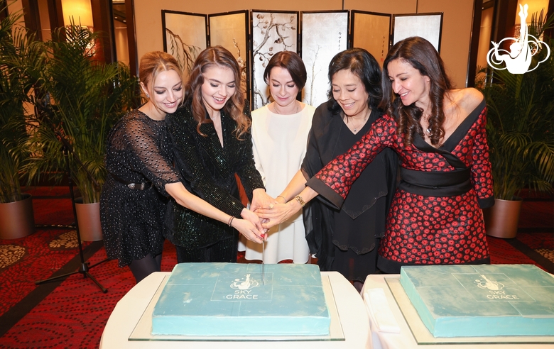 Olympic champion Alina Kabaeva and  guests of honor of the Sky Grace-2023 tournament cut the cake