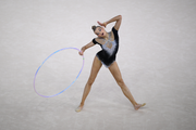 Александра Борисова во время упражнения с обручем