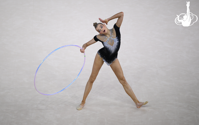 Александра Борисова во время упражнения с обручем