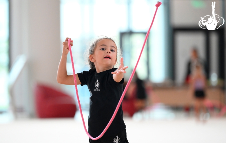 Юная гимнастка во время тренировки