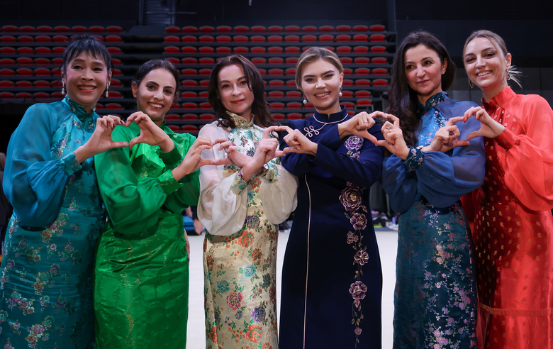 17 ноября 2025 года. Олимпийские чемпионки Лори Фанг, Линой Ашрам, Юлия Барсукова, Алина Кабаева, Александра Тимошенко и Евгения Канаева на международном турнире «Кубок "Небесная грация"» и Beijing Top Open — 2025