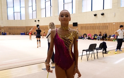Олимпийская чемпионка Алина Кабаева вместе с Яной Заикиной разбирает упражнение с лентой на «Хрустальной розе»