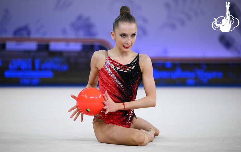 Мария Дмитриева во время упражнения с мячом