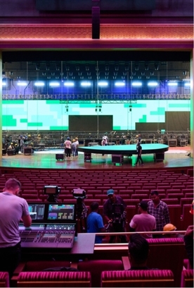 Идет подготовка сцены The Grand Theatre в Мумбаи