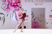 Милена Щенятская во время упражнения с мячом