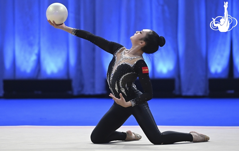 Cheng Siyuan during an exercise with a ball