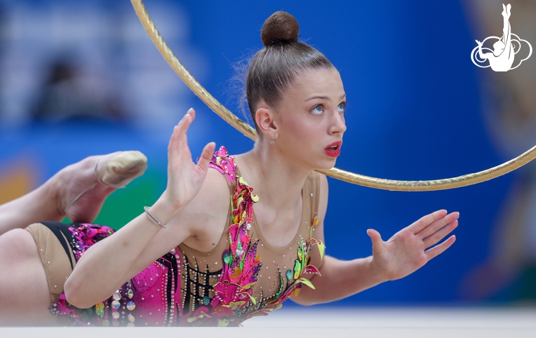 Гимнастка во время упражнения с обручем