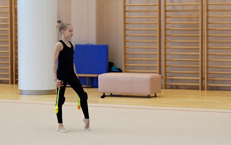 Прямые руки — это одна из основ правильной техники в упражнении