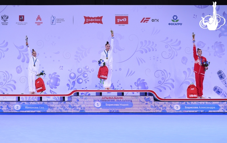 Пьедестал финала с лентой