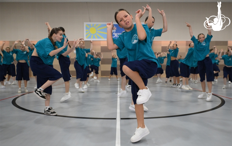 Alla Dukhova's dance studio TODES intensive course participants during a flash mob