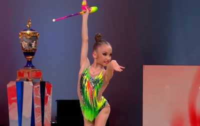 Наша звездочка Вероника Малинина и ее зажигательное упражнение с булавами