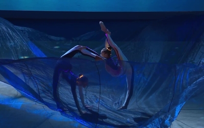 Гала-концерт в «Шоугане» продолжился номером «В пути», в котором выступили певец Ван Си и групповички из Санкт-Петербурга.