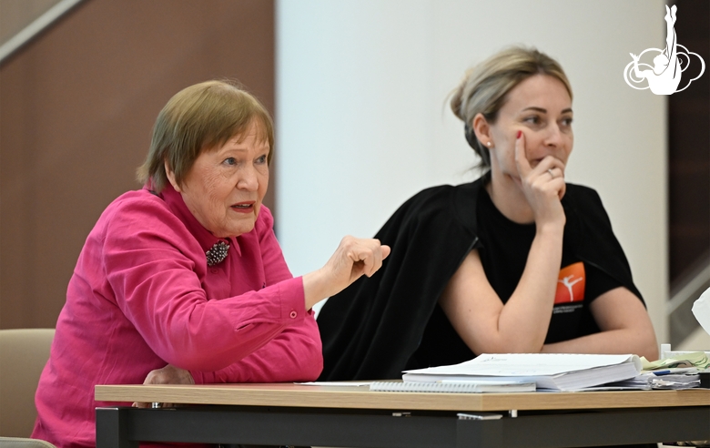 Спортивный психолог Евгения Кузьминова и тренер Анна Усцова во время тренировки групповичек Академии