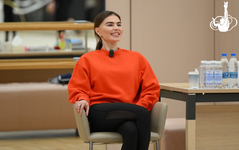 Олимпийская чемпионка Алина Кабаева продолжает работать с гимнастками Академии перед стартом нового сезона
