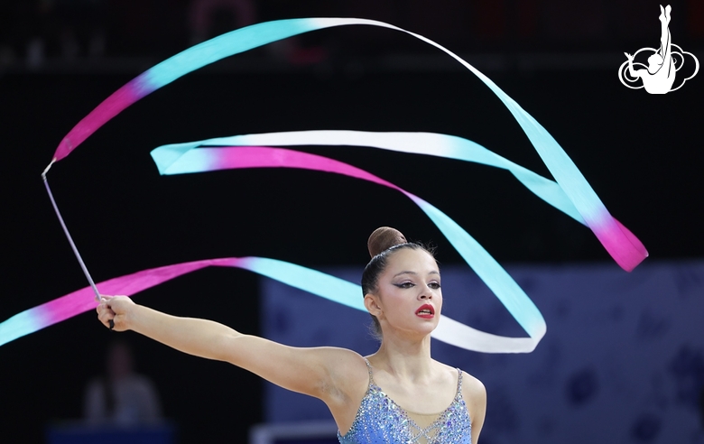 Яна Соболева во время упражнения с лентой