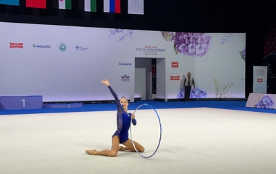 Alina Kabaeva helps Varvara Toporova get into the right mindset for her performance with hoop