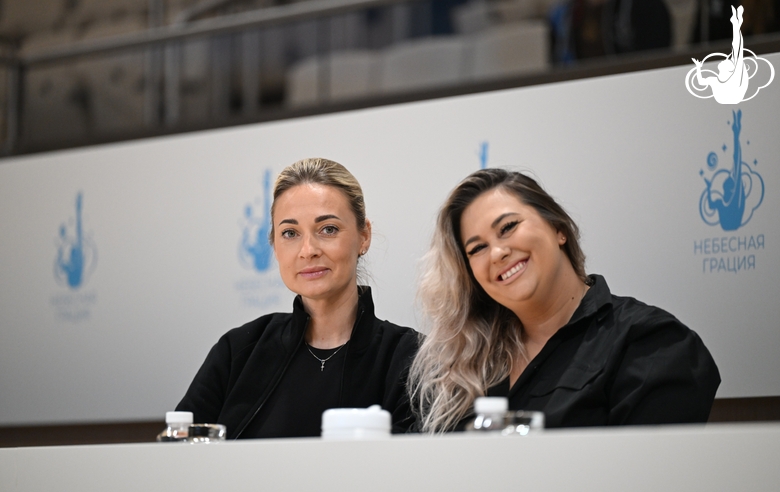 Тренеры Академии Анна Усцова и Евгения Елисеева во время новогодней елки