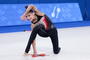 Каролина Тарасова во время упражнения с булавами