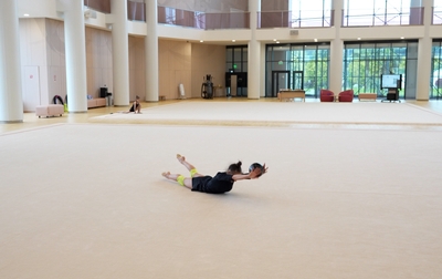 The Olympic champion helps Mariia Borisova finalize the ending of the ball routine