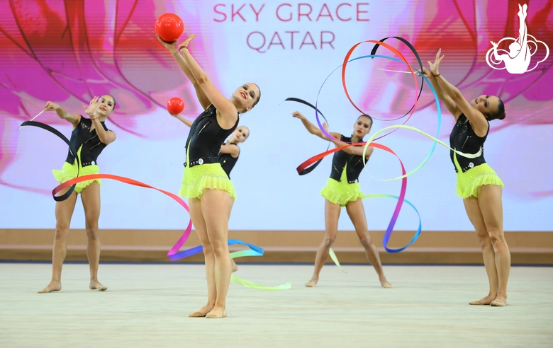 The group exercise gymnasts from Nizhniy Novgorod during the balls and ribbons exercise