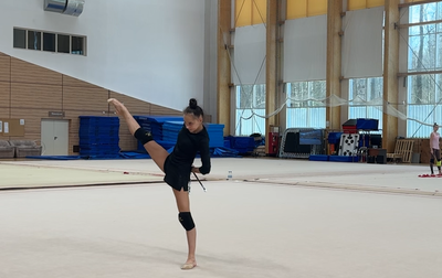 В небольшой паузе между чемпионатом России и будущими стартами гимнастки Академии отрабатывали упражнения с олимпийской чемпионкой