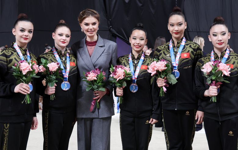 15 марта 2026 года. Олимпийская чемпионка с командой Киргизии на международном турнире «ГРАН-ПРИ. Кубок чемпионок имени Алины Кабаевой» в Санкт-Петербурге