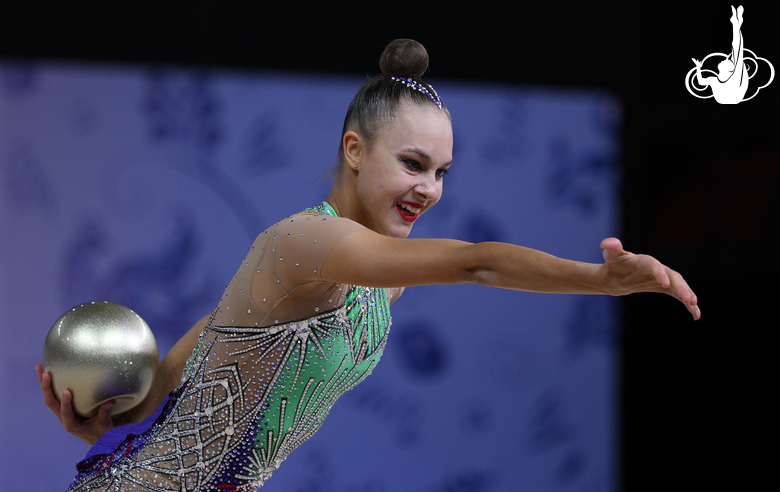 Ангелина Ипатова во время упражнения с мячом