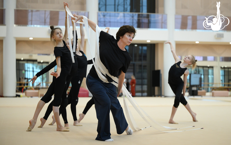 Групповички Академии с хореографом Ириной Зеновкой во время упражнения с лентами