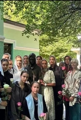 Гимнастки и тренеры посетили часовню Блаженной Ксении Петербургской на Смоленском кладбище
