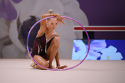 Ева Кононова во время упражнения с обручем