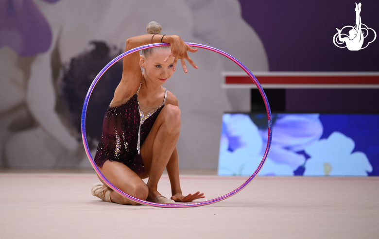 Ева Кононова во время упражнения с обручем