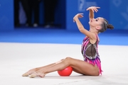 Ксения Савинова во время упражнения с мячом