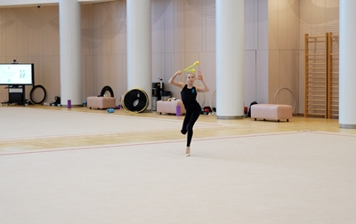 Олимпийская чемпионка Алина Кабаева и тренер Евгения Елисеева напоминают Еве Кононовой о важности прямых рук