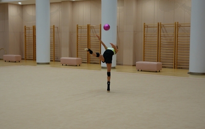 Алина Кабаева и тренер Евгения Елисеева подсказывают Яне Заикиной, как выполнить перекат без подпрыгивания мяча