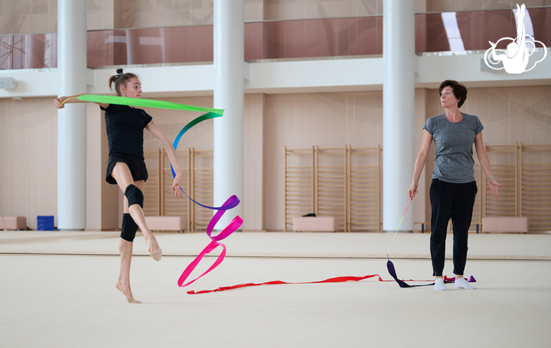 Яна Сакович и хореограф-постановщик фестиваля «Алина» Ирина Зеновка во время тренировки в Академии