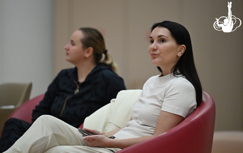 Тренер Яна Круглова во время тренировки перед международным турниром «Кубок "Небесная грация"» и Beijing Top Open — 2025