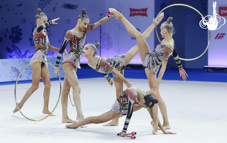 Команда «Небесной грации» во время упражнения с обручами и булавами