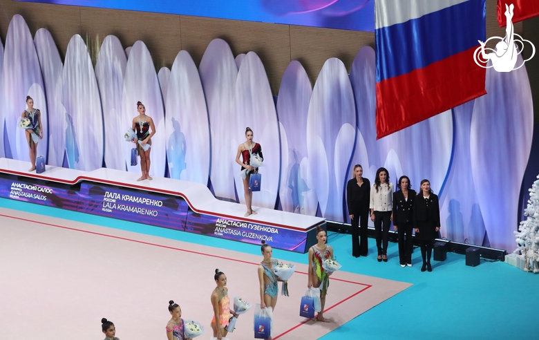 The award ceremony of the "Sky Grace" tournament. On the podium (from left to right) - Anastasia Salos, Lala Kramarenko, Anastasia Guzenkova. Next to the podium - Evgenia Kanaeva, Alexandra Timoshenko, Yulia Barsukova and Alina Kabaeva