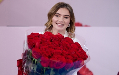 Команда Академии подарила олимпийской чемпионке Алине Кабаевой букет в честь прошедшего дня рождения