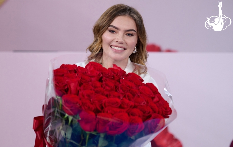 Команда Академии подарила олимпийской чемпионке Алине Кабаевой букет в честь прошедшего дня рождения