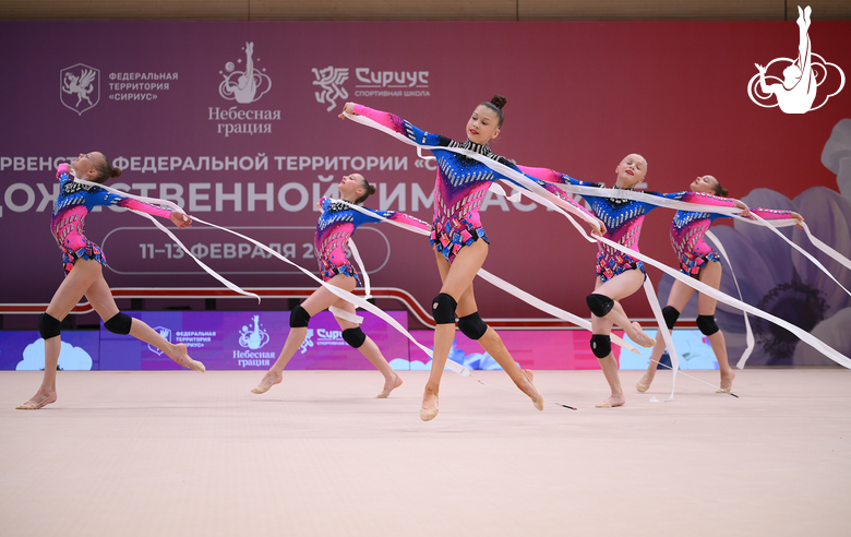 Групповички Академии во время упражнения с лентами