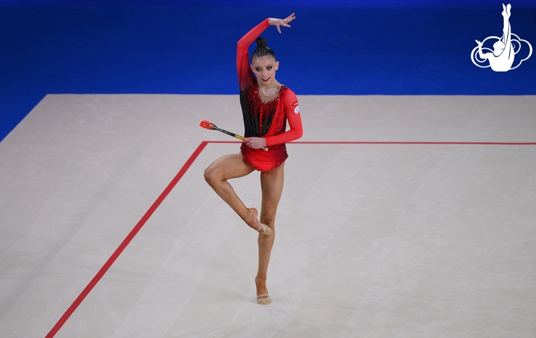 Арина Ковшова во время упражнения с булавами